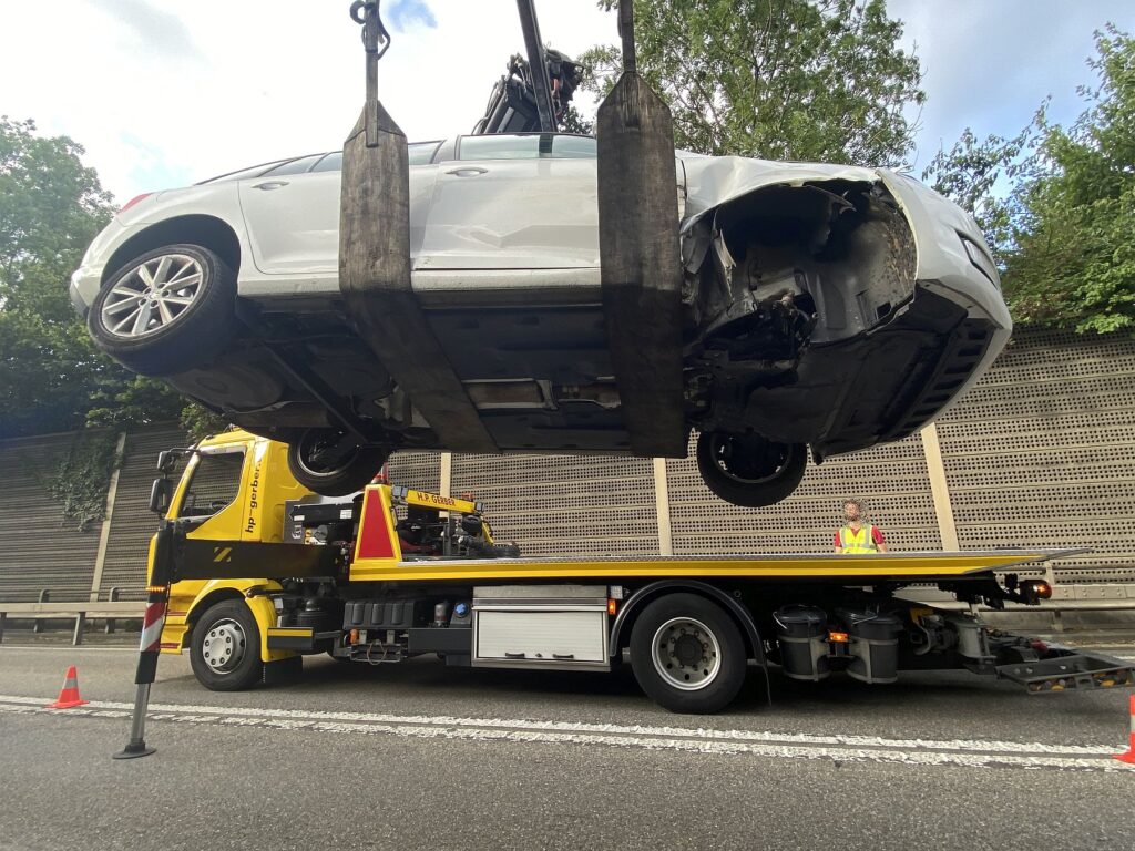 Liestal BL: Spinne weggewischt - mit Leitplanke kollidiert - LKW-News aktuell und informativ 1