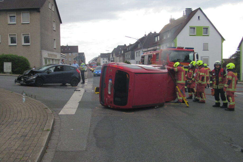 Mettmann: Renault kippt nach Zusammenstoß zur Seite   - LKW-News aktuell und informativ 1