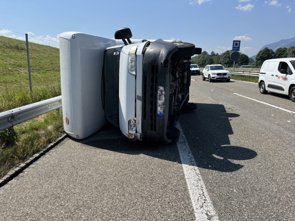 Montlingen: Wohnmobil kippt nach geplatztem Reifen - LKW-News aktuell und informativ