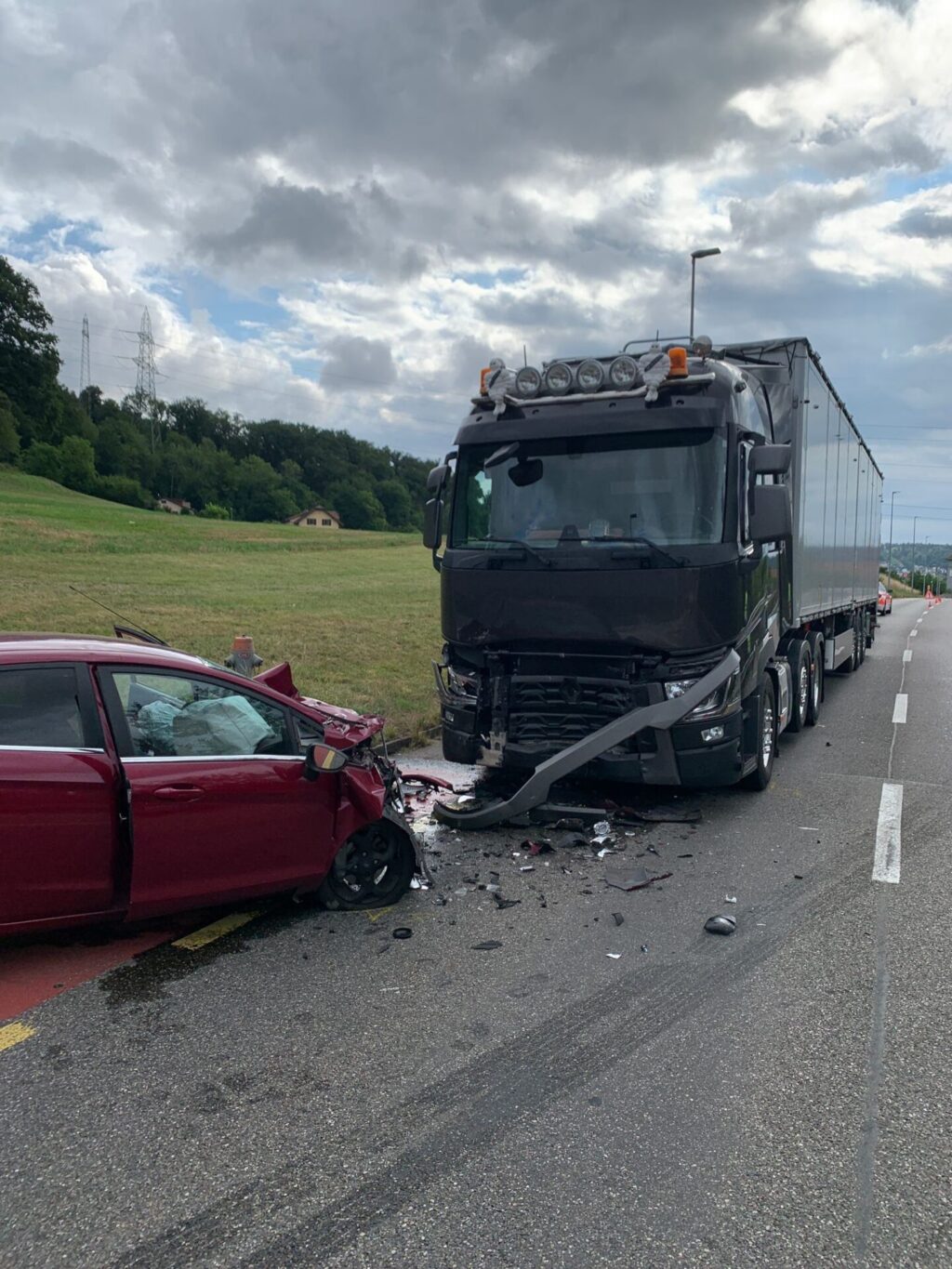 Niedergösgen SO: Frontalkollision zwischen Auto und Sattelmotorfahrzeug – Autolenker stirbt auf Unfallstelle - LKW-News aktuell und informativ
