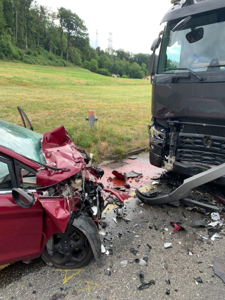 Niedergösgen SO: Frontalkollision zwischen Auto und Sattelmotorfahrzeug – Autolenker stirbt auf Unfallstelle - LKW-News aktuell und informativ 1