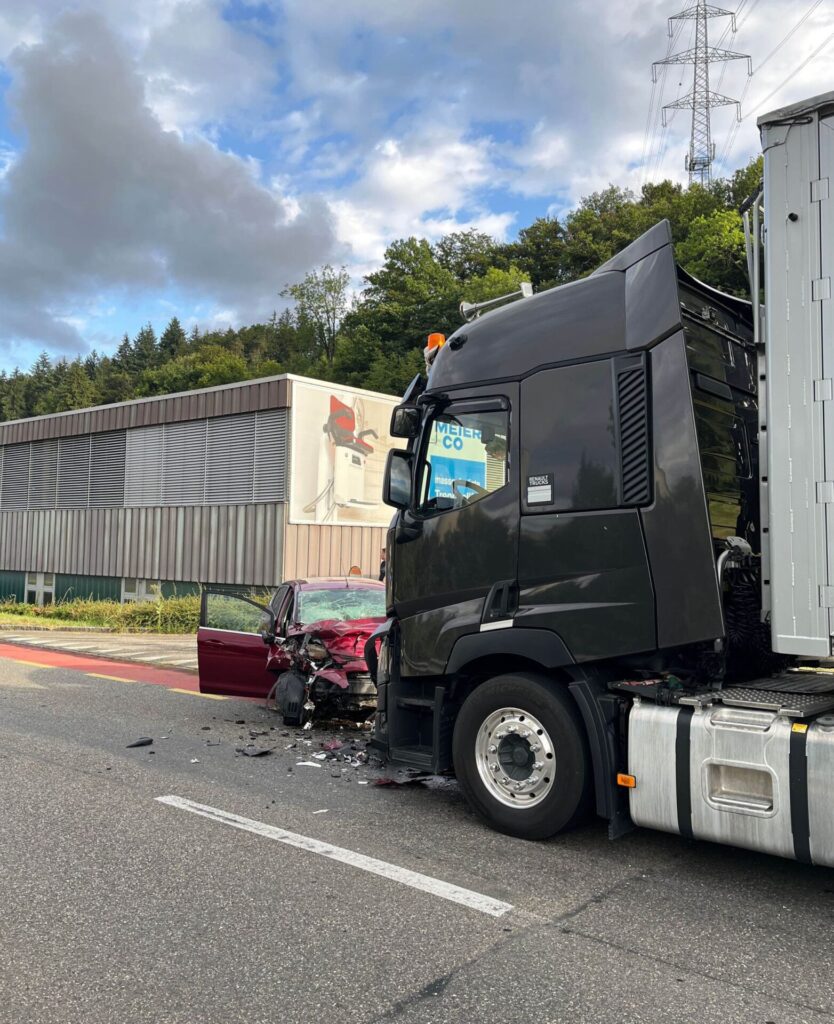 Niedergösgen SO: Frontalkollision zwischen Auto und Sattelmotorfahrzeug – Autolenker stirbt auf Unfallstelle - LKW-News aktuell und informativ 2