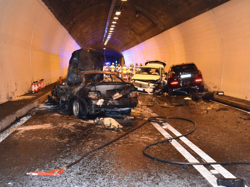Pian San Giacomo: Fahrzeugbrand nach Unfall in Tunnel - LKW-News aktuell und informativ