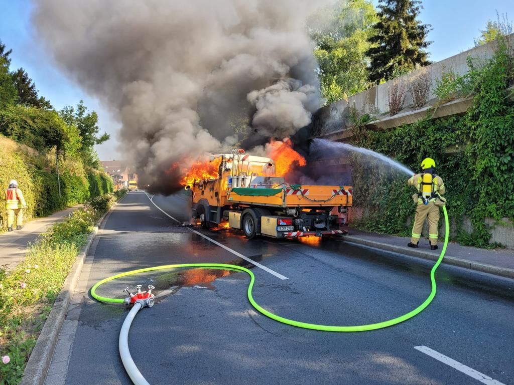 Ratingen: LKW Brand auf dem Maubeuger Ring, Vollsperrung für mehrere Stunden  - LKW-News aktuell und informativ 1