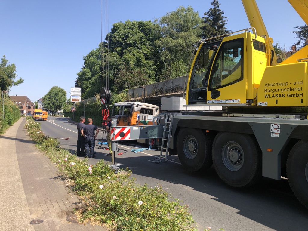 Ratingen: LKW Brand auf dem Maubeuger Ring, Vollsperrung für mehrere Stunden  - LKW-News aktuell und informativ 2