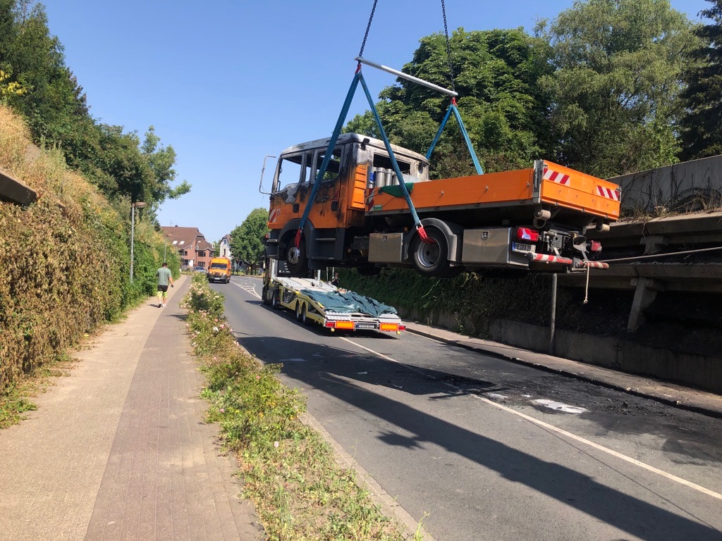 Ratingen: LKW Brand auf dem Maubeuger Ring, Vollsperrung für mehrere Stunden  - LKW-News aktuell und informativ 3