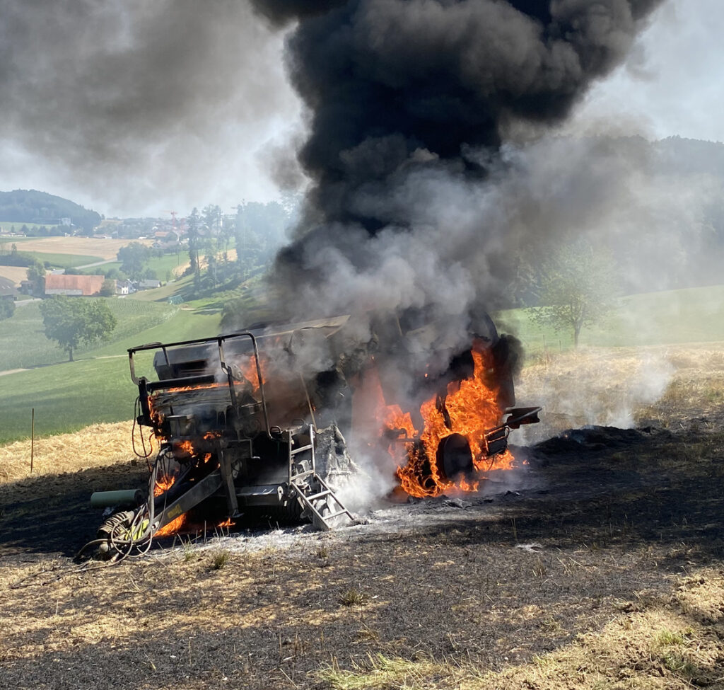 Rickenbach LU: Brand Rundballenpresse - LKW-News aktuell und informativ