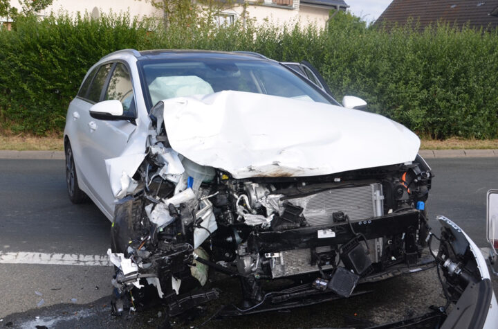 Rödinghausen; (Verkehrsunfall beim Abbiegen - Zwei Lichtverletzte - LKW-News aktuell und informativ