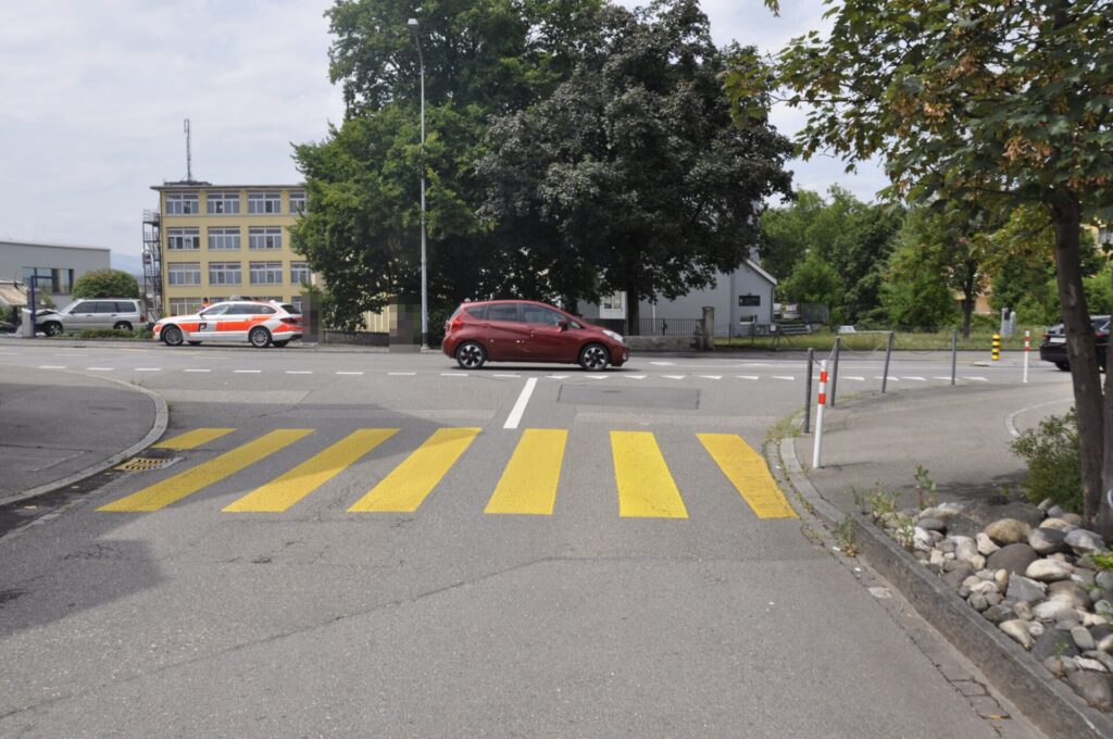Schönenwerd: Auto kollidiert mit Buswartehäuschen – Fahrzeuglenker zur Kontrolle in ein Spital gebracht - LKW-News aktuell und informativ 1