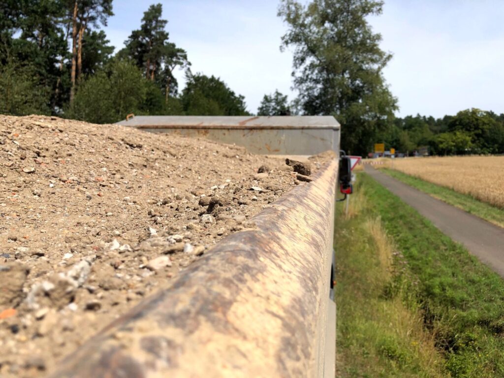 Stark überladen, ohne Fahrerlaubnis und mit fremder Fahrerkarte unterwegs - LKW-Fahrer rückt ins Visier der Polizei - LKW-News aktuell und informativ