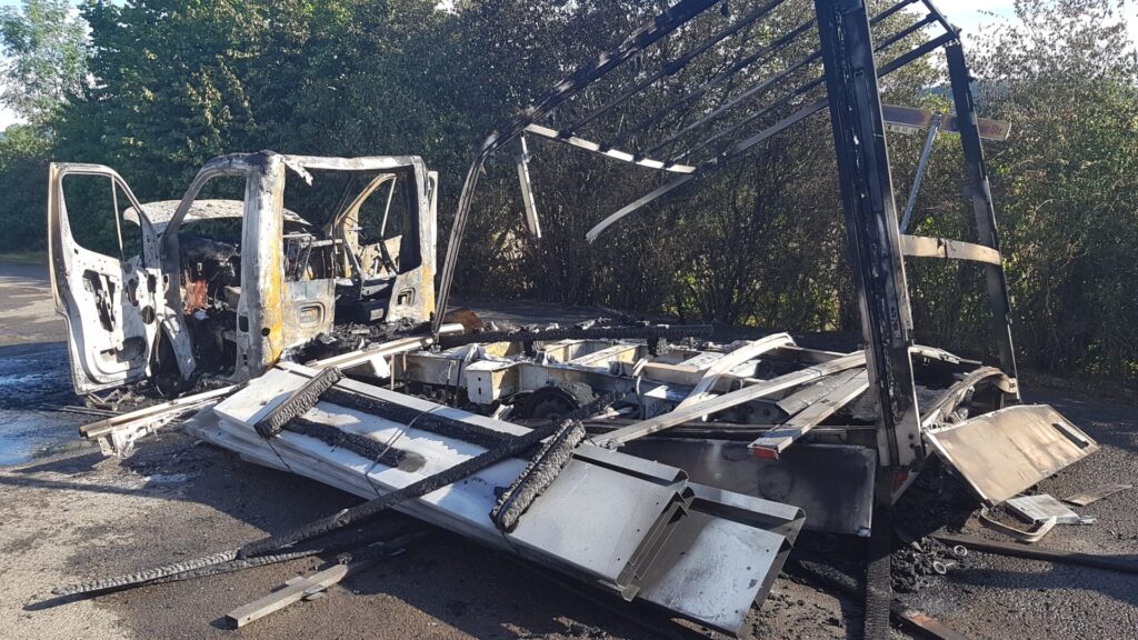 Transporter brennt aus und verursacht Flächenbrand - LKW-News aktuell und informativ