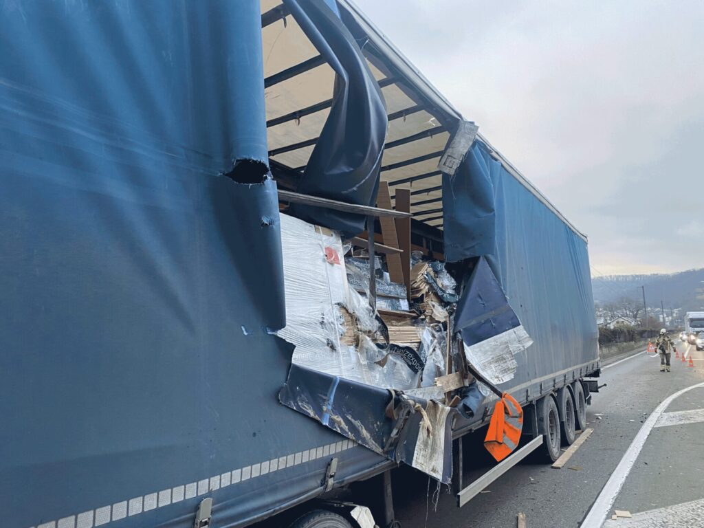 Döttingen: Traktor mit Pflug hängte bei Lastwagen ein - LKW-News aktuell und informativ