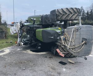Döttingen: Traktor mit Pflug hängte bei Lastwagen ein - LKW-News aktuell und informativ 1