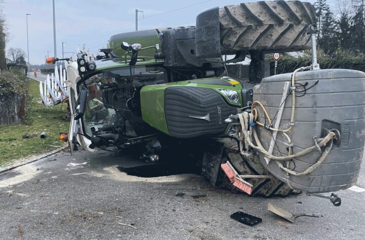Döttingen: Traktor mit Pflug hängte bei Lastwagen ein - LKW-News aktuell und informativ 1