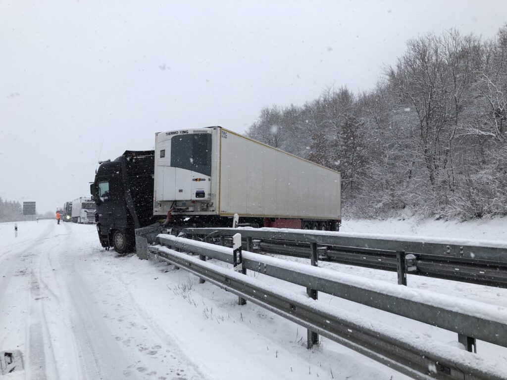 Gemarkung – Habscheid (BAB 60): Schneefall und Glätte - Verkehrsunfälle und Verkehrsbehinderungen - LKW-News aktuell und informativ