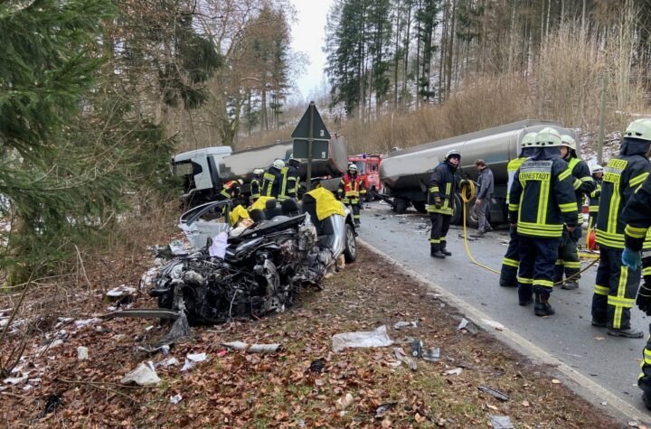Lennestadt: Schwerer Verkehrsunfall - frontaler Zusammenstoß zwischen PKW und LKW - LKW-News aktuell und informativ