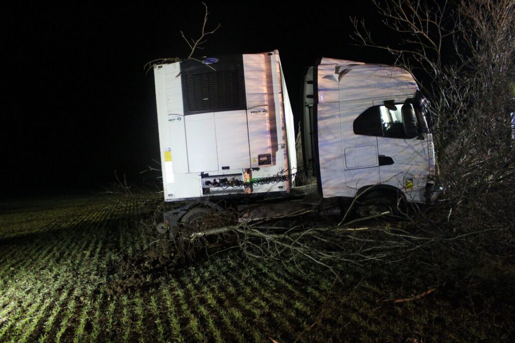 Weimar (A4): LKW macht Ausflug ins Grüne - LKW-News aktuell und informativ