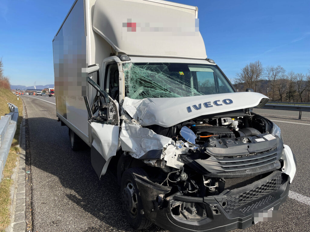 Brittnau/A2: Gegen Lastwagen geprallt (Zeugenaufruf) - LKW-News aktuell und informativ