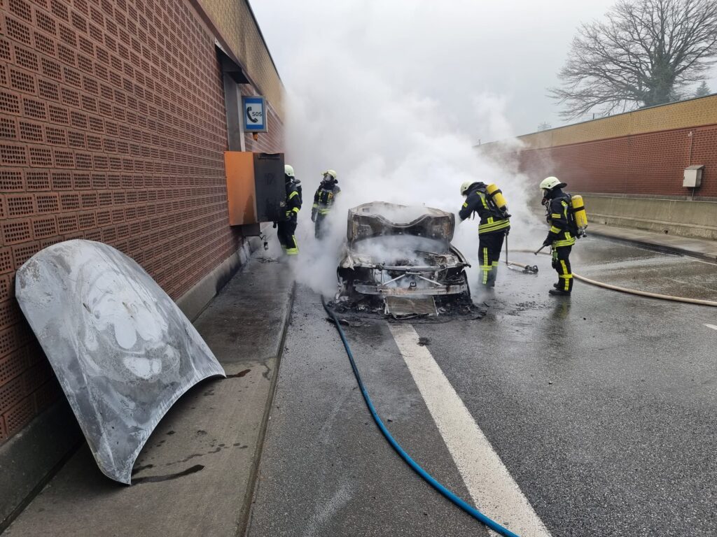 <em>Dissen a. T.W. (A33)</em>: Fahrzeugbrand führt zu Verkehrsbehinderungen - LKW-News aktuell und informativ