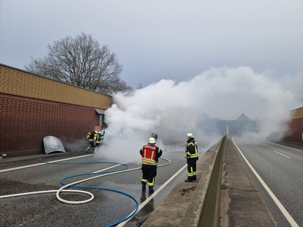 Dissen a. T.W. (A33): Fahrzeugbrand führt zu Verkehrsbehinderungen - LKW-News aktuell und informativ 1