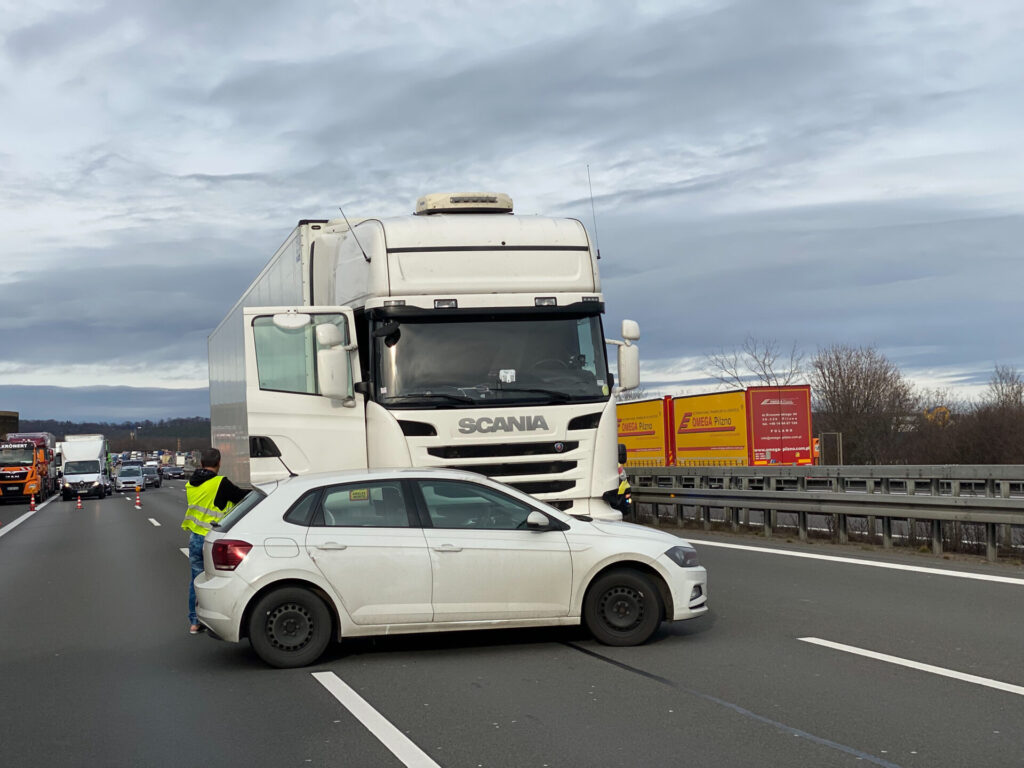 Dresden (BAB 4):  Verkehrsunfall zwischen einem PKW VW Polo und einem LKW Scania - LKW-News aktuell und informativ