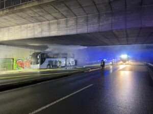 Bonn (BAB 565-16): Vollbrand eines Reisebusses auf der Autobahn -Reisende blieben unverletzt.  - LKW-News aktuell und informativ