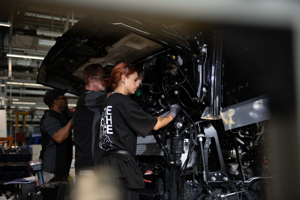 Daimler Truck sucht rund 2.800 Ferienbeschäftigte in Deutschland - LKW-News aktuell und informativ