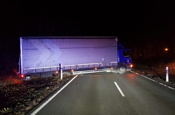 Hildesheim (L 460): Wendemanöver geht sprichwörtlich daneben - Lkw versinkt im Seitenraum - LKW-News aktuell und informativ