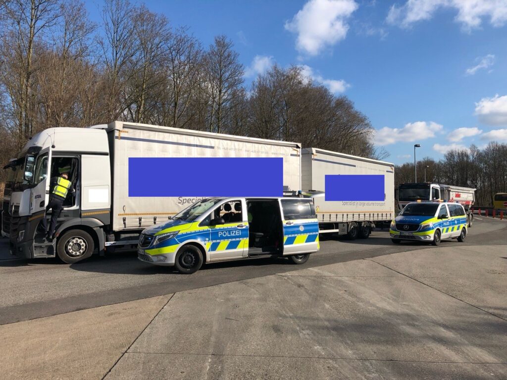 Kaarst (A 57): Zeugen melden Lkw-Gespann mit Schlangenlinien - Fahrer deutlich alkoholisiert und Wiederholungstäter - LKW-News aktuell und informativ