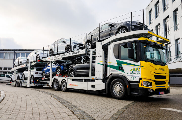 Scania: Weltweit erster vollelektrischer Standard-Autotransporter geht in den Einsatz - LKW-News aktuell und informativ