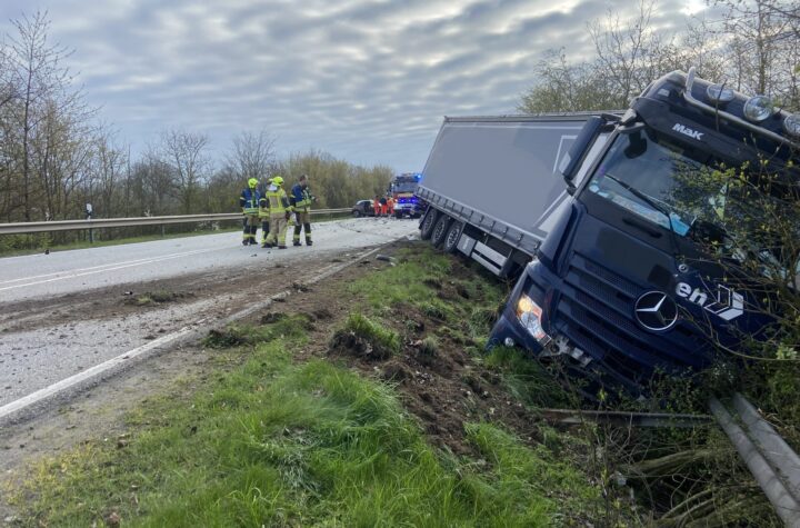 Henstedt-Ulzburg (L326): Schwerer Verkehrsunfall zwischen einem PKW und einem LKW - LKW-News aktuell und informativ
