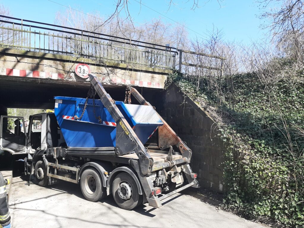 Wetter (Ruhr): Lkw fährt gegen Brücke - LKW-News aktuell und informativ