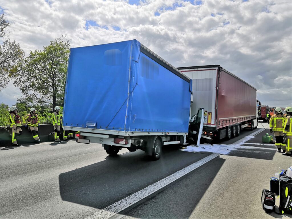 Grevenbroich (A46): Drei Verletzte bei zwei Auffahrunfällen - Sprinter klemmt unter LKW-Auflieger - LKW-News aktuell und informativ