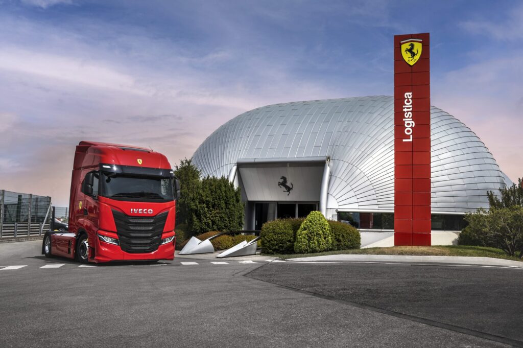 IVECO liefert zwei IVECO S-WAY an die Scuderia Ferrari - LKW-News aktuell und informativ