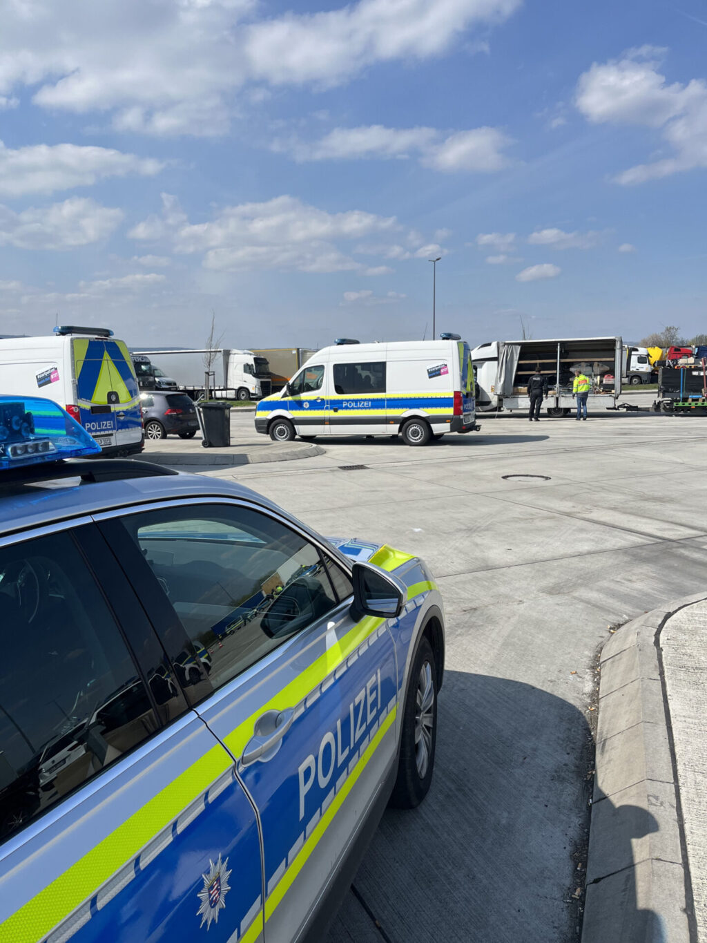 Kassel: Lkw-Großkontrolle verschiedener Behörden am Rasthof Kassel - 173 Fahrzeuge kontrolliert; zahlreiche Verstöße festgestellt - LKW-News aktuell und informativ