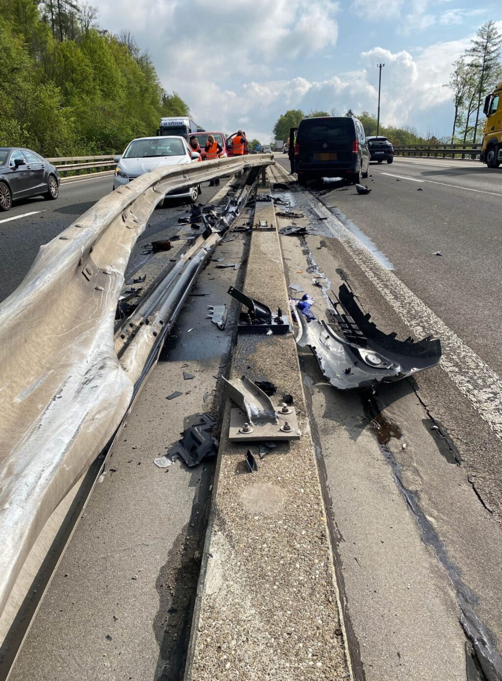 Hägendorf/Autobahn A2: Lieferwagenlenker kollidiert bei Selbstunfall mit Leitplanke – niemand verletzt - LKW-News aktuell und informativ