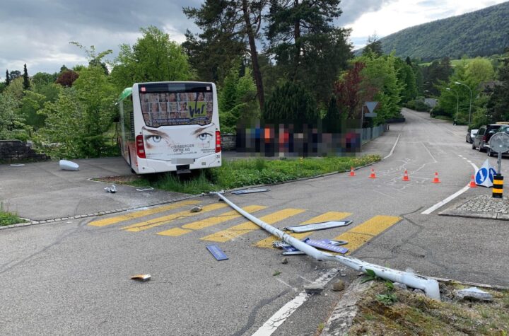 Grenchen: Linienbus prallt in Kandelaber und Friedhofmauer – niemand verletzt  - LKW-News aktuell und informativ