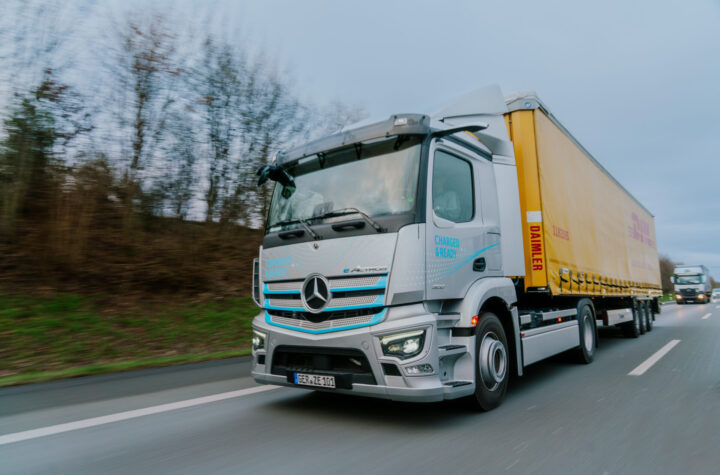 Daimler Truck: DHL Freight testet neue E-Sattelzugmaschine - CO2-neutraler Lieferverkehr in das Werk Kassel - LKW-News aktuell und informativ