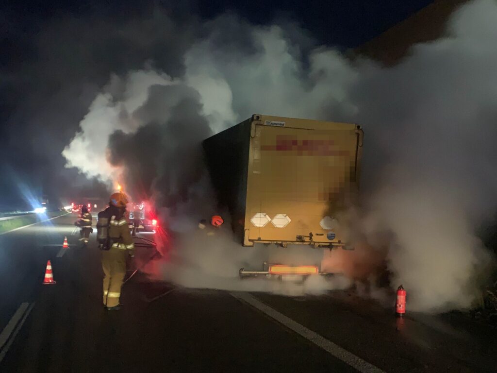 Autobahn A1/Neuendorf: Lastwagenanhänger brannte auf dem Pannenstreifen – niemand verletzt - LKW-News aktuell und informativ