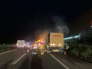 Autobahn A1/Neuendorf: Lastwagenanhänger brannte auf dem Pannenstreifen – niemand verletzt - LKW-News aktuell und informativ 1