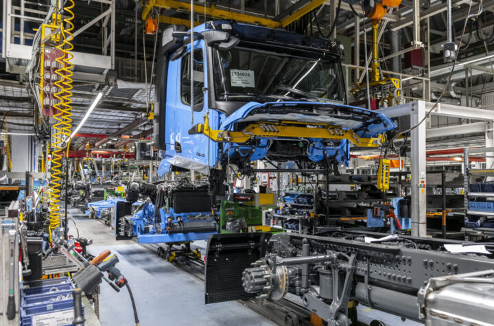 Daimler Truck AG: „Verlobung“ und „Hochzeit“ bei Werksführung im Mercedes-Benz Werk Wörth erleben - LKW-News aktuell und informativ