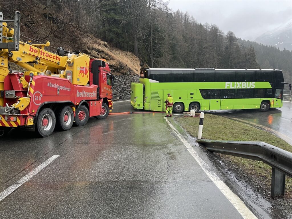 Maloja: Bus blockiert Passstrasse - LKW-News aktuell und informativ