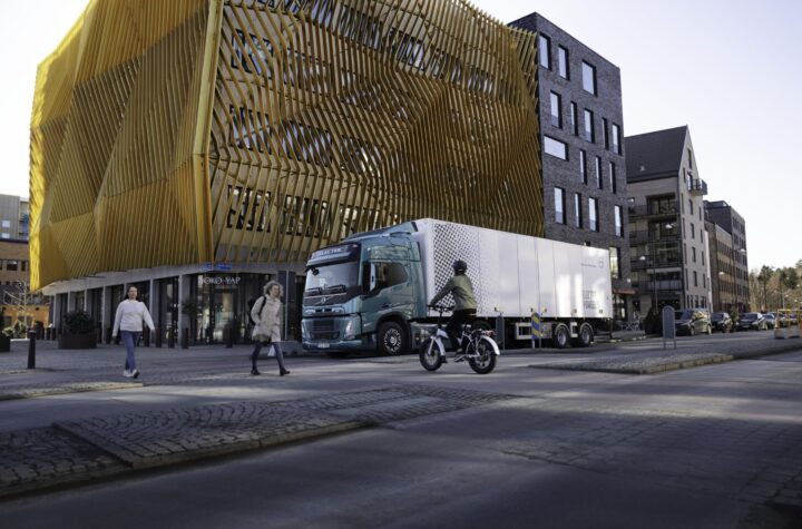 Volvo Group bringt weltweit erste Sicherheits-App für Elektro-Lkw mit AR-Technologie auf den Markt - LKW-News aktuell und informativ