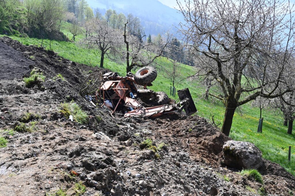 Walchwil: Mann rutscht mit Bagger Bord hinunter - LKW-News aktuell und informativ