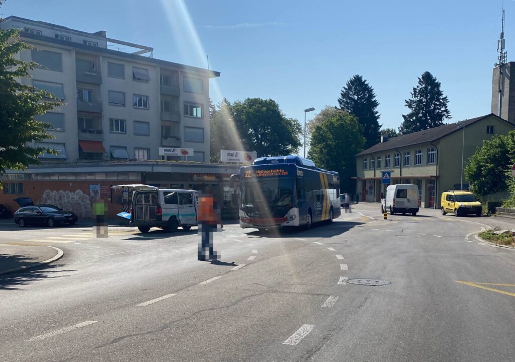 Grenchen: Kollision zwischen Linienbus und Lieferwagen – niemand verletzt - LKW-News aktuell und informativ