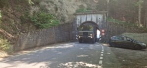 Göppingen - Lastwagen zu hoch für TunnelAm Montag beschädigte in Göppingen ein Lkw einen Tunnel und fuhr weiter. - LKW-News aktuell und informativ