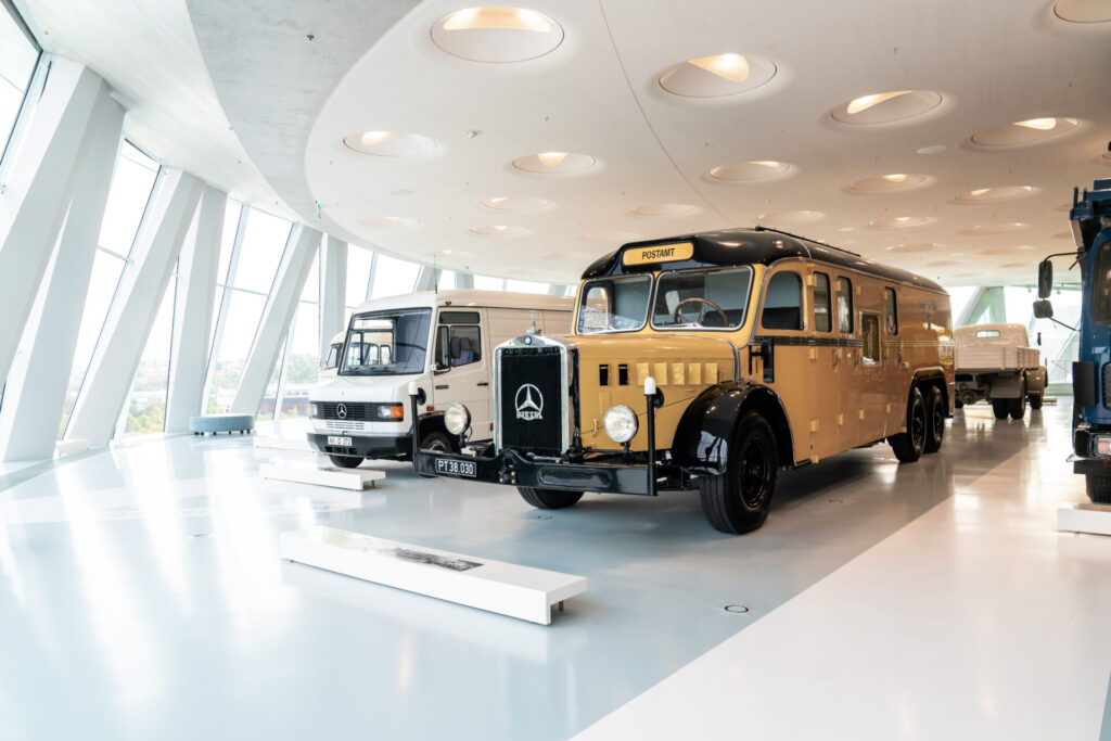 In diesem Mercedes-Benz Omnibus geht bis in die 1970er-Jahre die Post ab - LKW-News aktuell und informativ