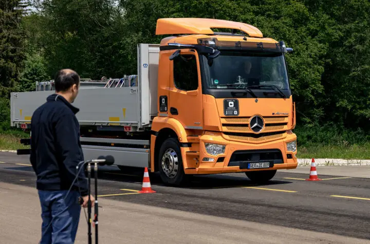 Liebherr, Daimler Truck und Kässbohrer testen Technologie und Akustik in Münsingen - LKW-News aktuell und informativ