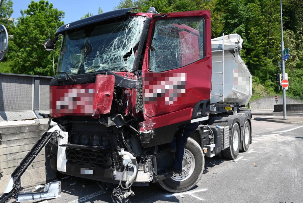 Neuhaus: Unfall von zwei Stattelmotorfahrzeugen – Zeugenaufruf - LKW-News aktuell und informativ