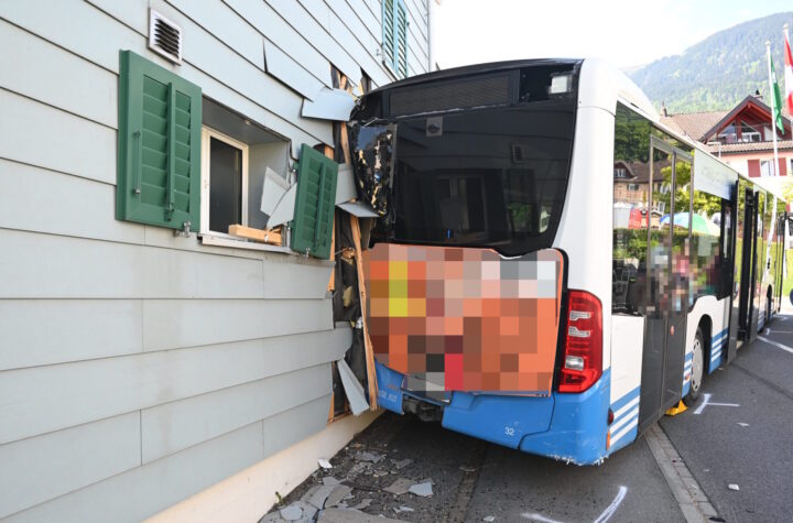 Wangs: Bus prallt rückwärts in Auto und Hauswand - LKW-News aktuell und informativ